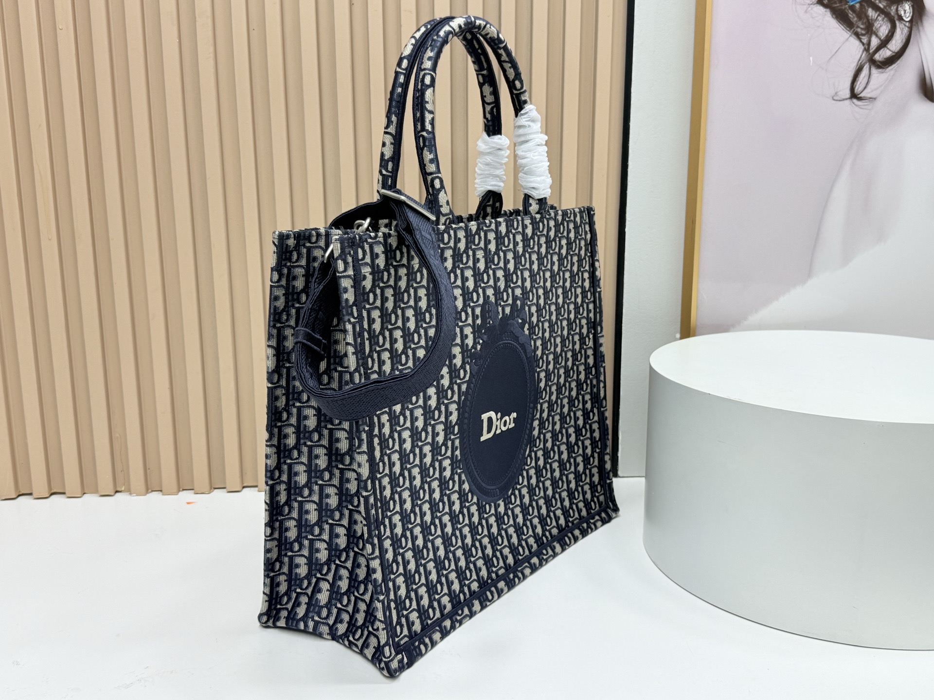 Diro Book Tote