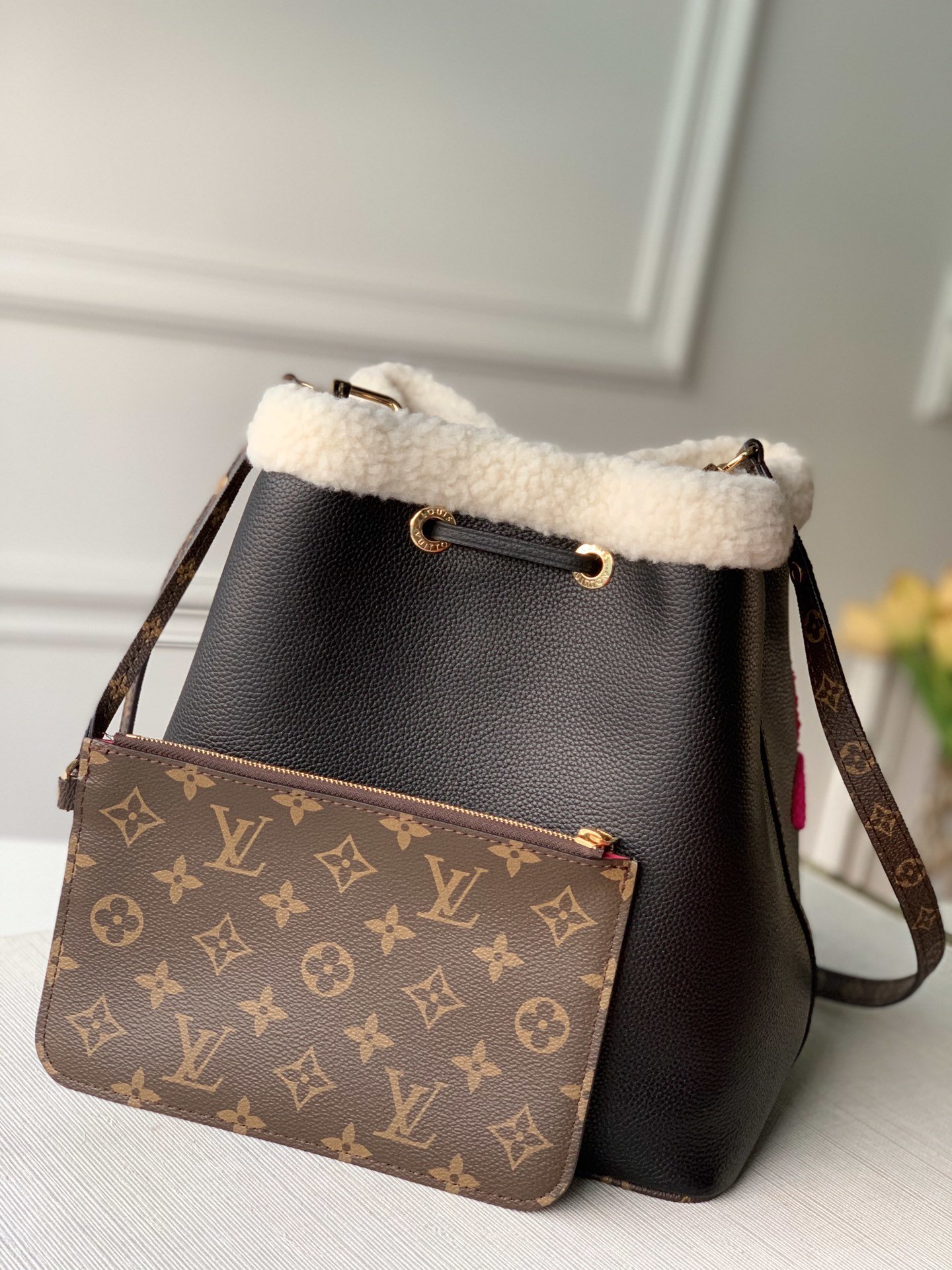 l0*is V*t0n néonoé-26*26*17.5cm