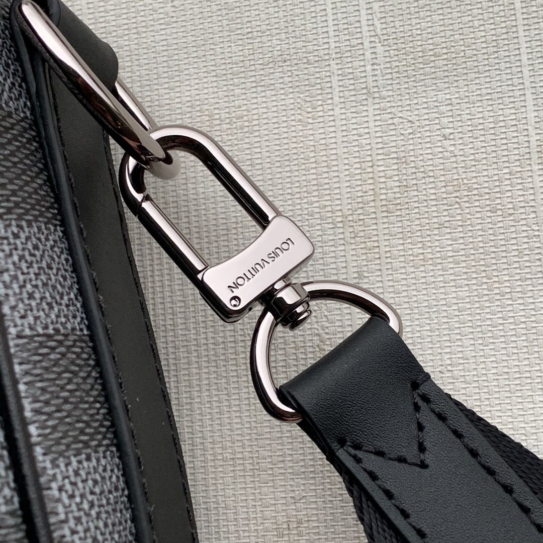 l0*is V*t0n studio messenger bag-23.5* 14*5 cm