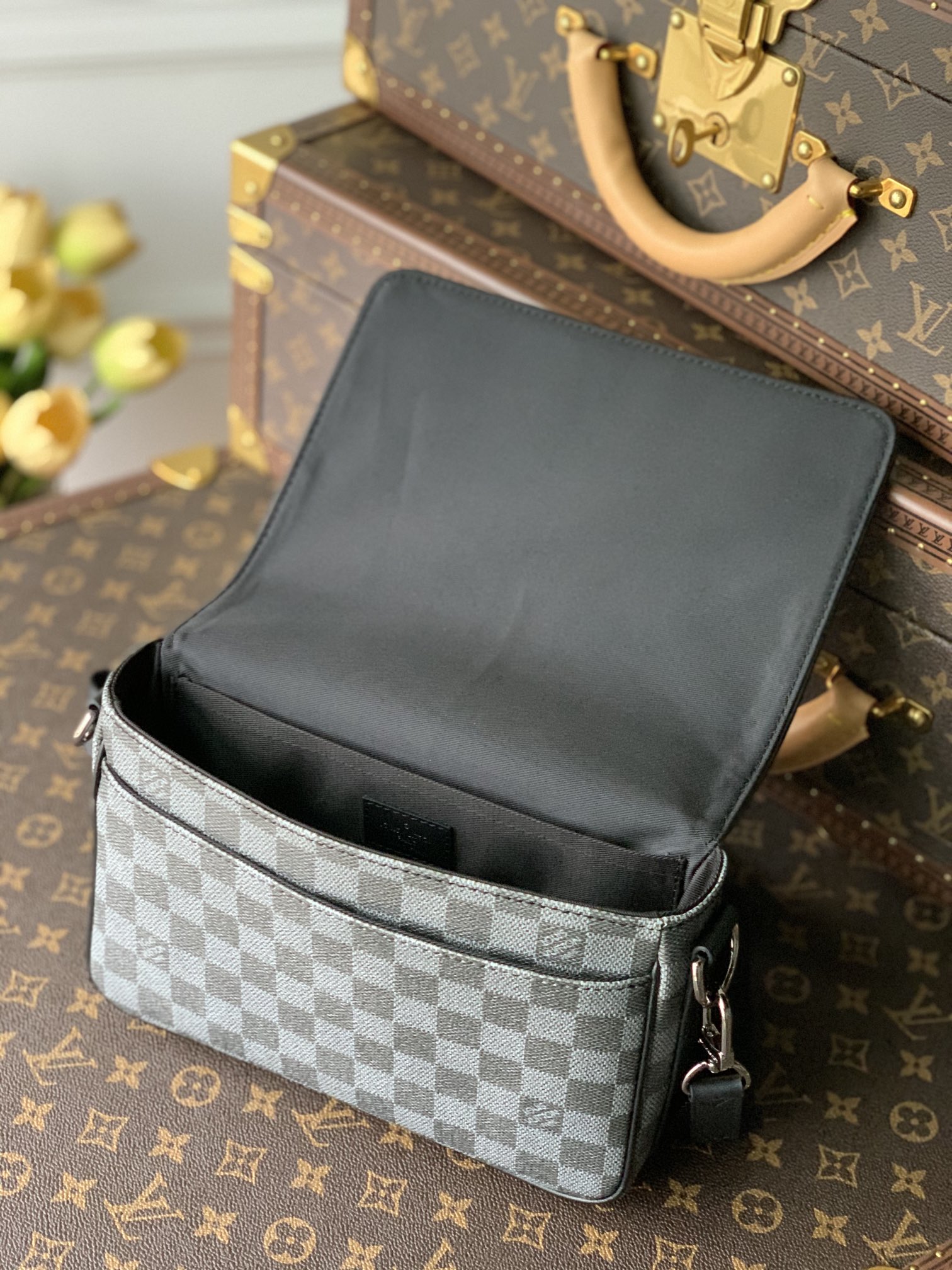 l0*is V*t0n studio messenger bag-23.5* 14*5 cm