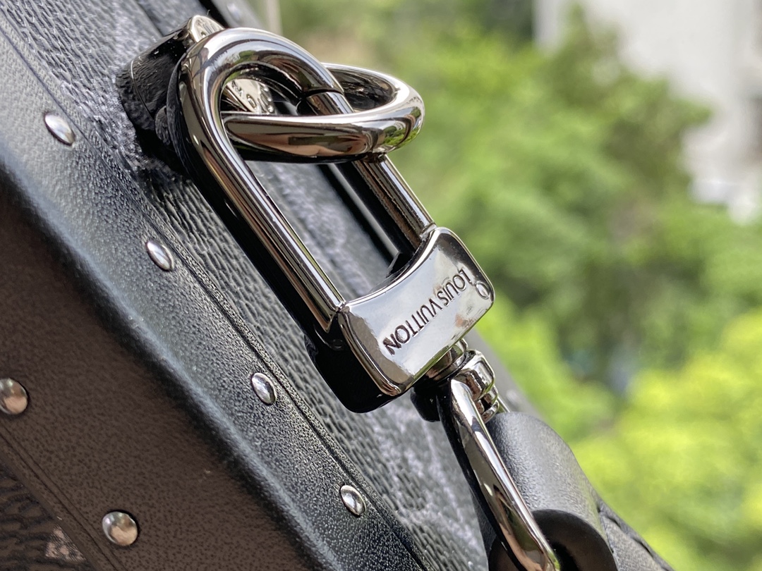 l0*is V*t0n clutch box-24 x 16.5 x 8 cm