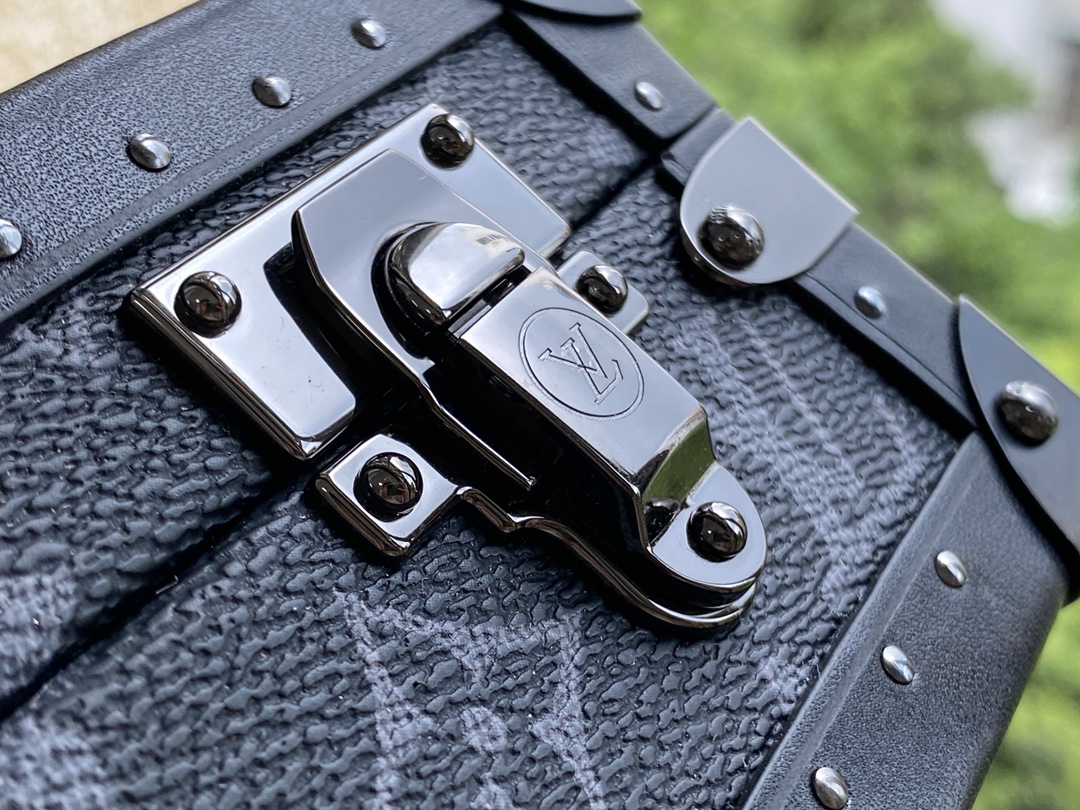 l0*is V*t0n clutch box-24 x 16.5 x 8 cm