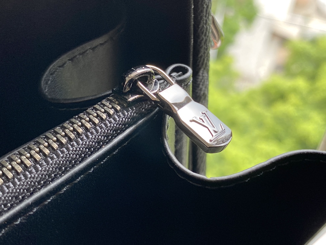 l0*is V*t0n clutch box-24 x 16.5 x 8 cm