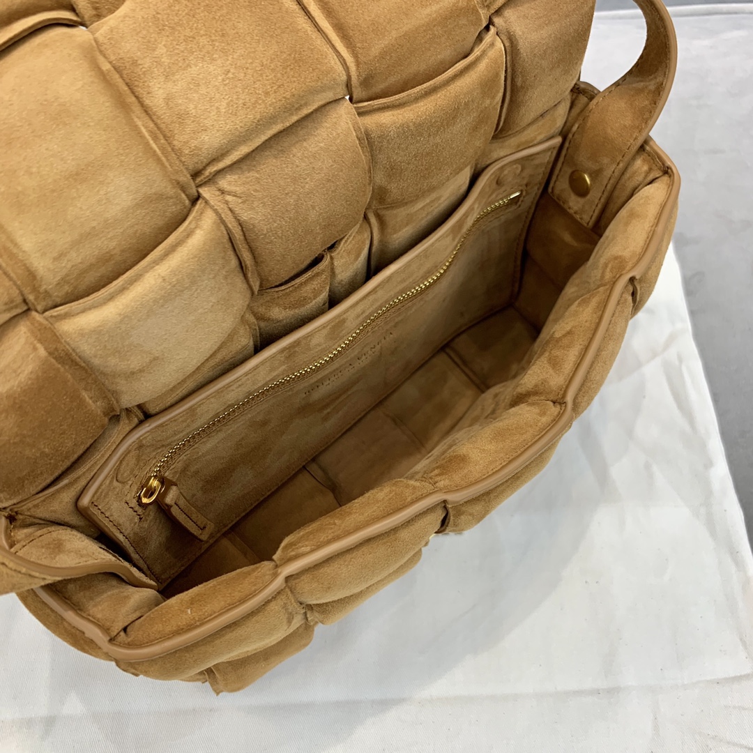 bo*te*ga Ve*ne*ta padded cassette bag-26*18*8cm