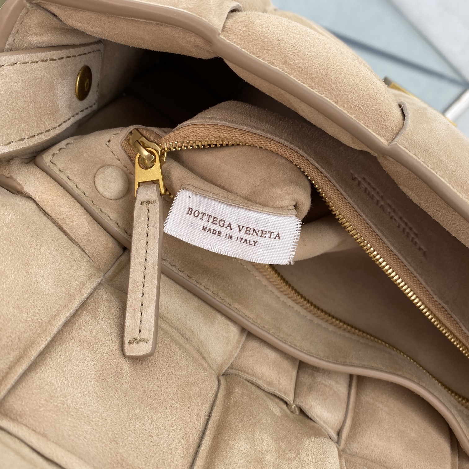 bo*te*ga Ve*ne*ta padded cassette bag-26*18*8cm