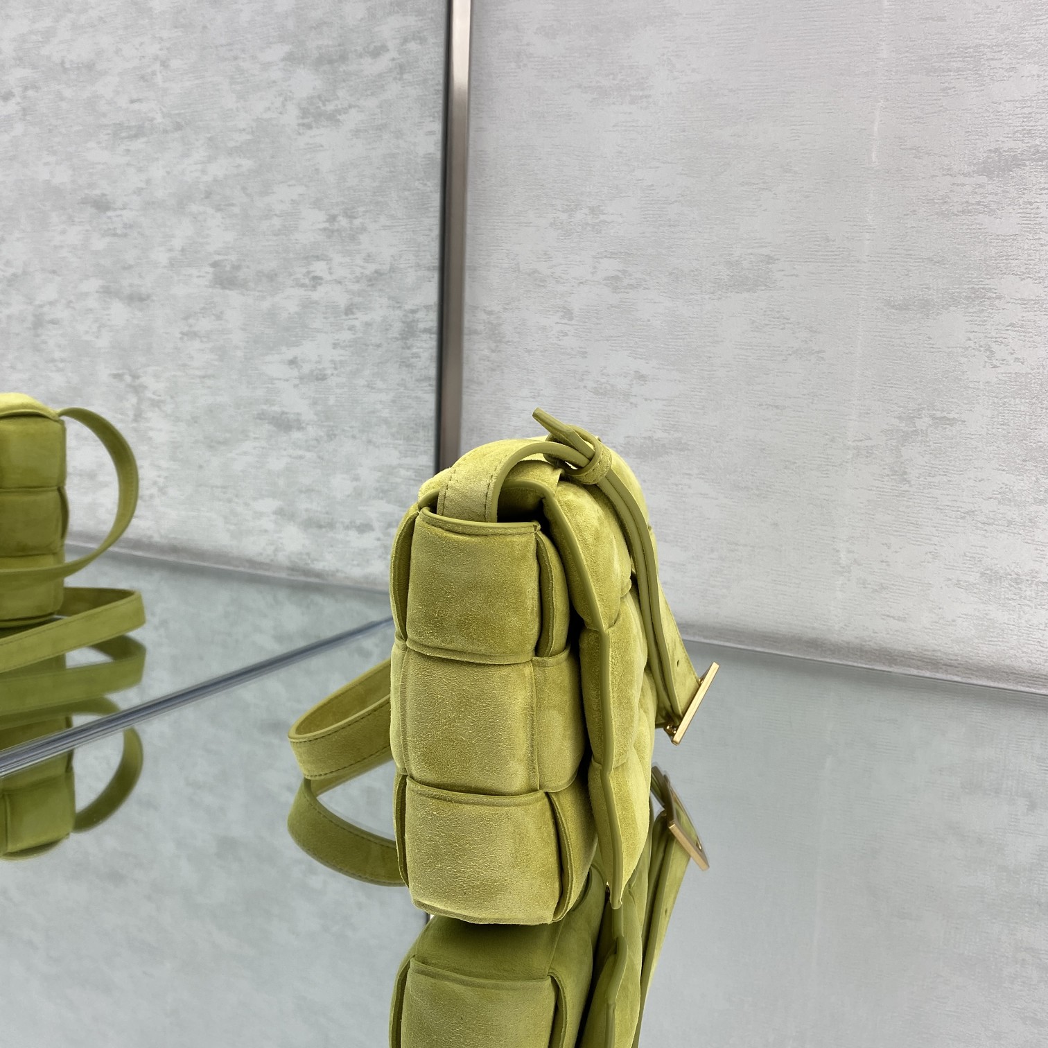 bo*te*ga Ve*ne*ta padded cassette bag-26*18*8cm