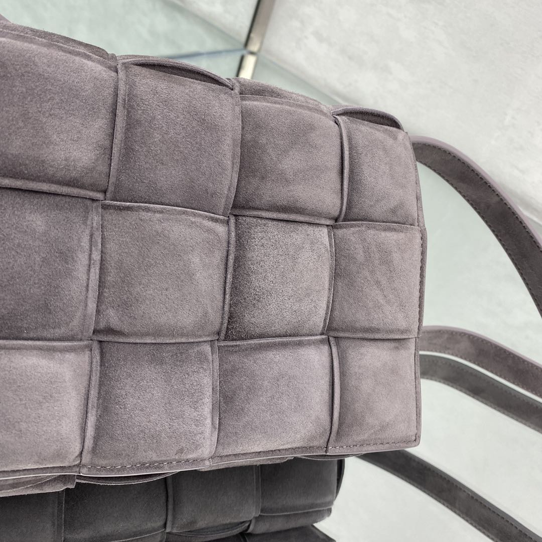 bo*te*ga Ve*ne*ta padded cassette bag-26*18*8cm