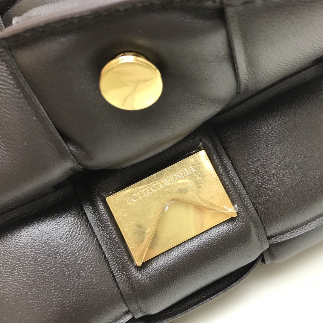 bo*te*ga Ve*ne*ta padded cassette bag-26*18*8cm