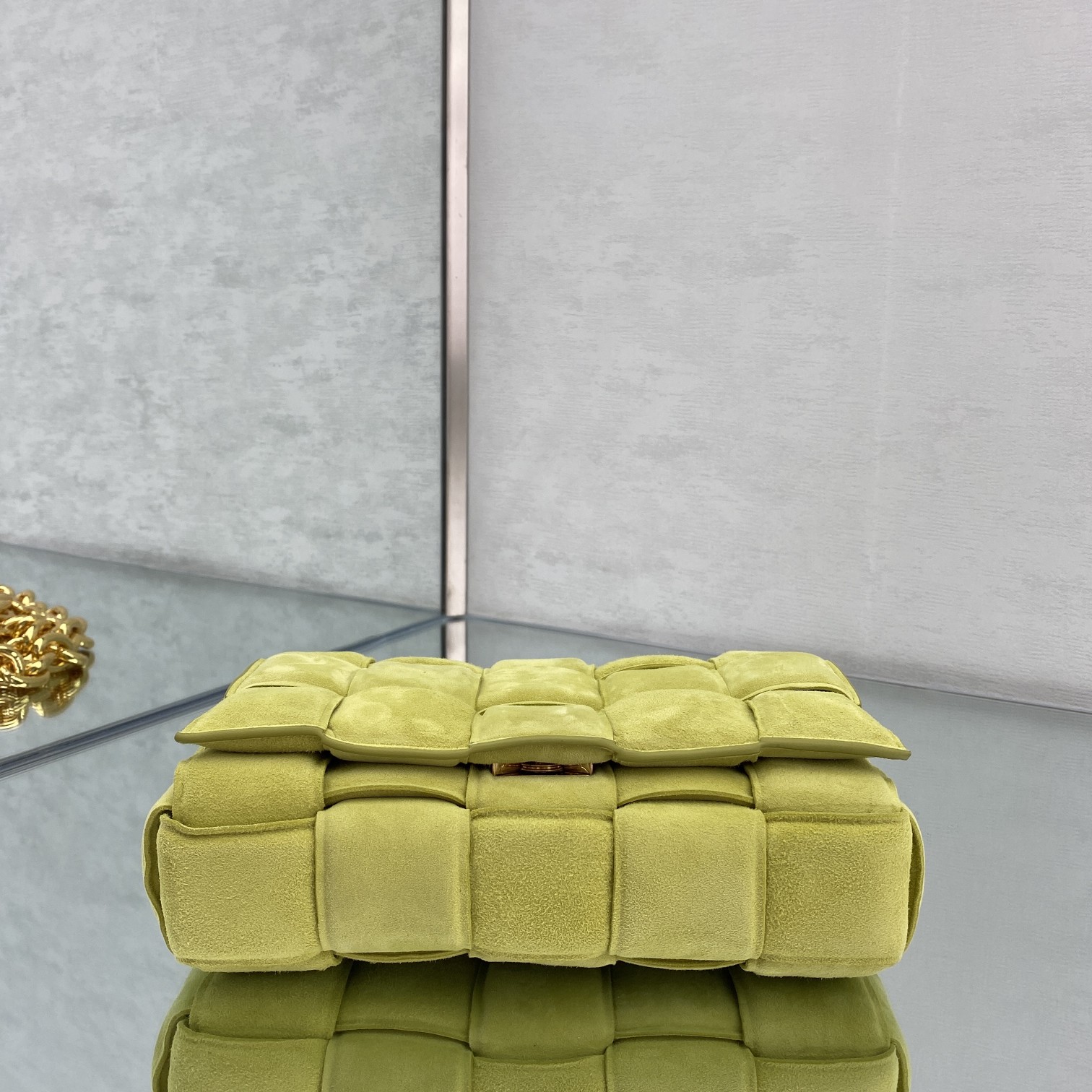 bo*te*ga Ve*ne*ta padded cassette bag-26*18*8cm