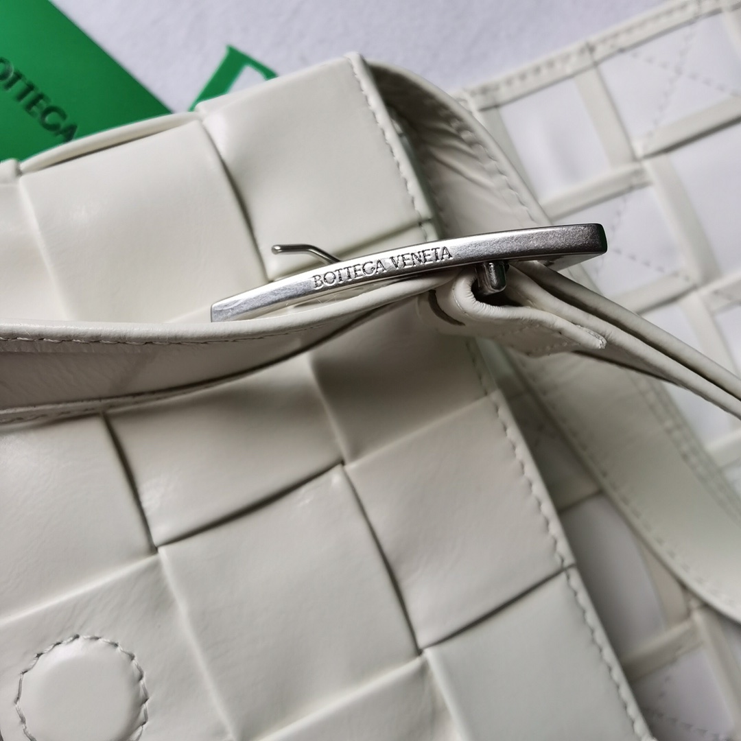 bo*te*ga Ve*ne*ta cassette bag-17.5x10.5x3.5cm