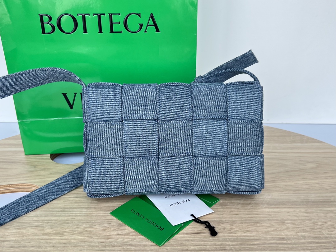 bo*te*ga Ve*ne*ta cassette bag-23x15x5.5cm