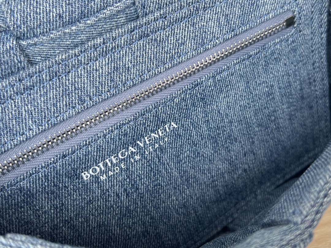 bo*te*ga Ve*ne*ta cassette bag-23x15x6cm