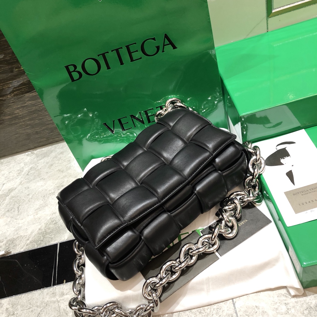 bo*te*ga Ve*ne*ta padded cassette bag-26*18*8cm