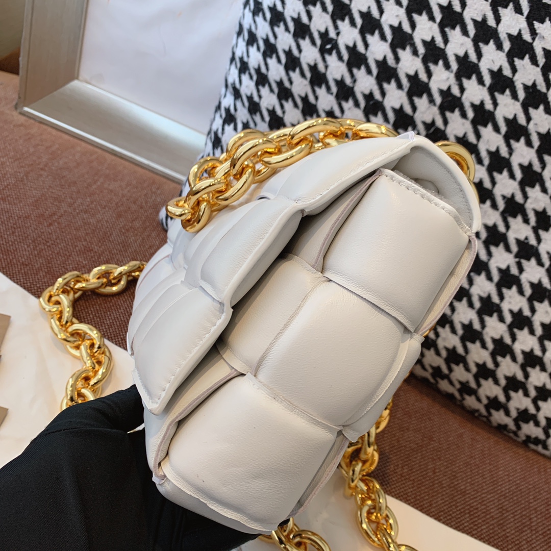 bo*te*ga Ve*ne*ta padded cassette bag-26*18*8cm