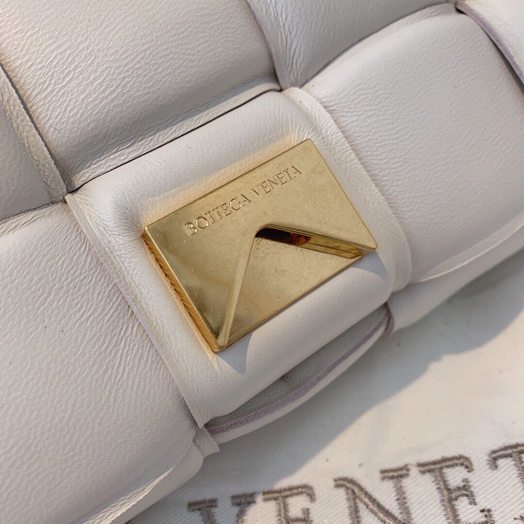 bo*te*ga Ve*ne*ta padded cassette bag-26*18*8cm