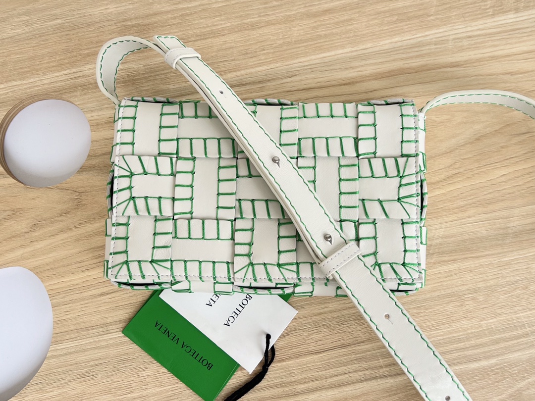 bo*te*ga Ve*ne*ta cassette bag-23x15x6cm