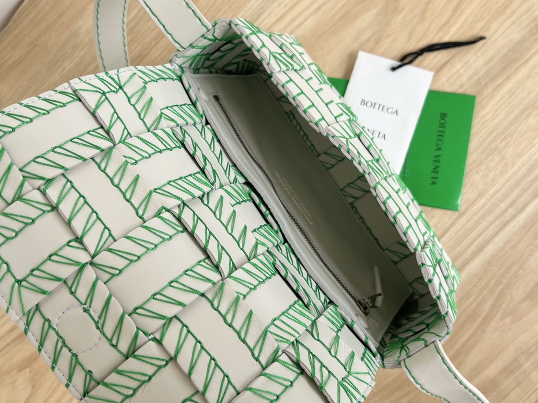 bo*te*ga Ve*ne*ta cassette bag-23x15x6cm