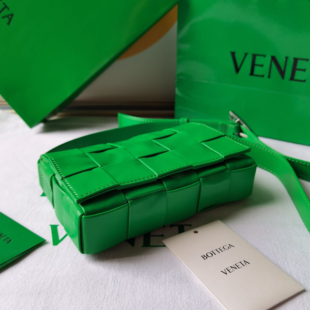 bo*te*ga Ve*ne*ta cassette bag-17.5x10.5x3.5cm