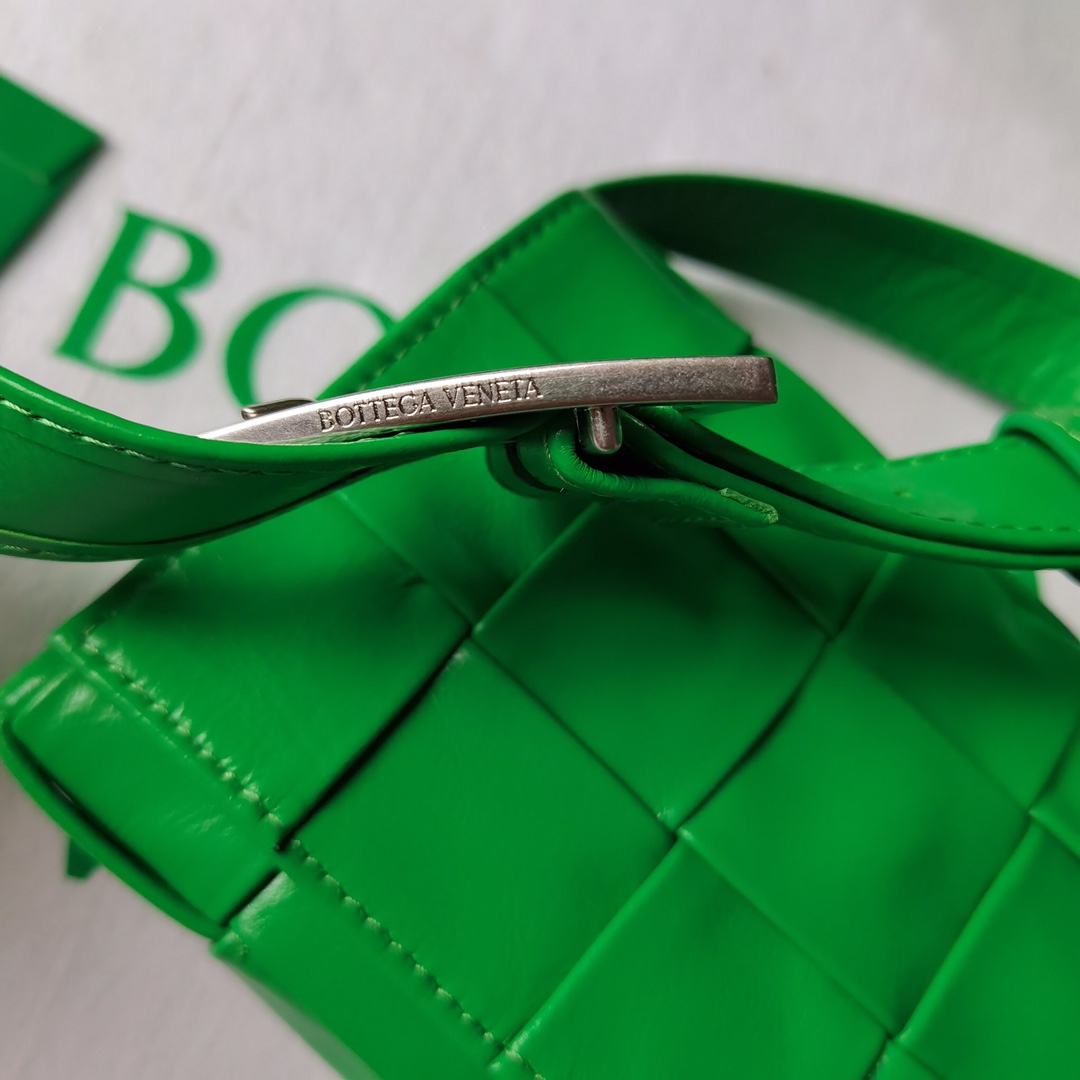 bo*te*ga Ve*ne*ta cassette bag-17.5x10.5x3.5cm