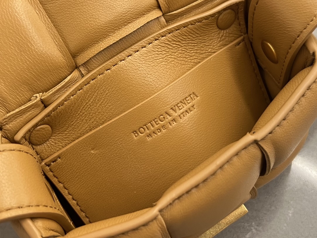 bo*te*ga Ve*ne*ta padded cassette bag-12*8*4cm