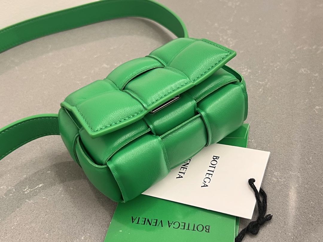 bo*te*ga Ve*ne*ta padded cassette bag-12*8*4cm