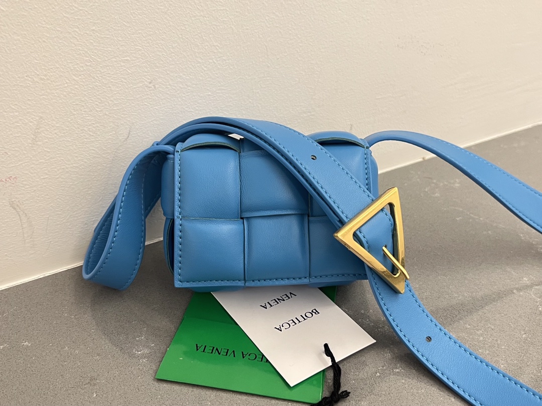 bo*te*ga Ve*ne*ta padded cassette bag-12*8*4cm