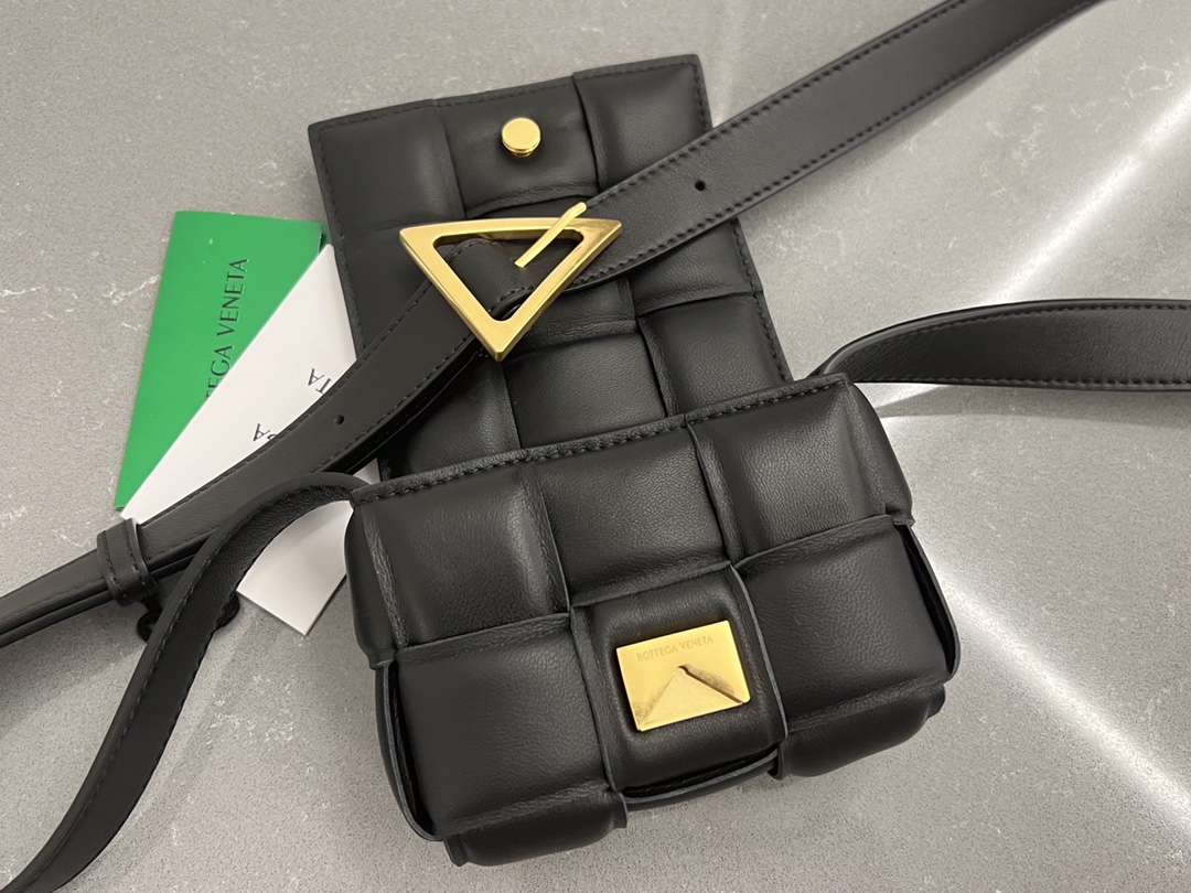 bo*te*ga Ve*ne*ta padded cassette bag-12*8*4cm