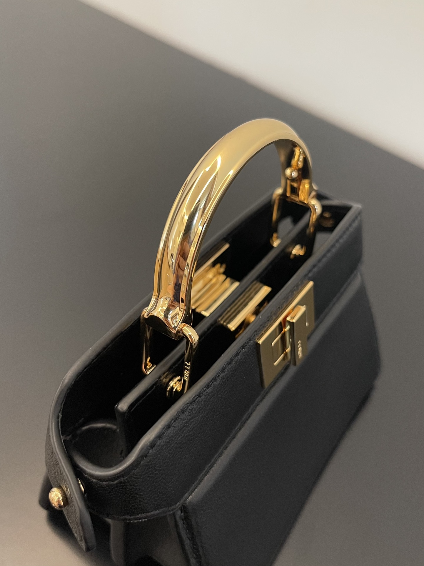 F**di peekabooiseeu micro-11x8x8cm