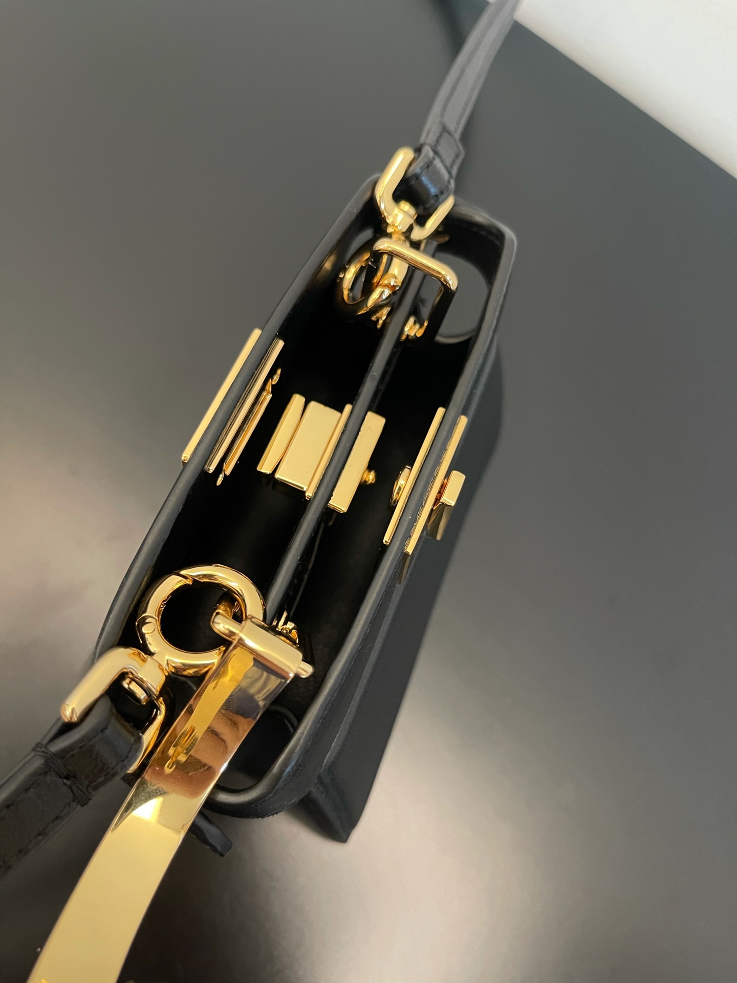 F**di peekabooiseeu micro-11x8x8cm