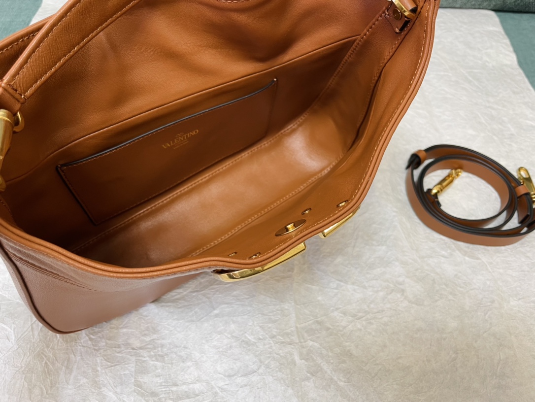 Va1e*ntin0 garavani studsign-28*22*7cm