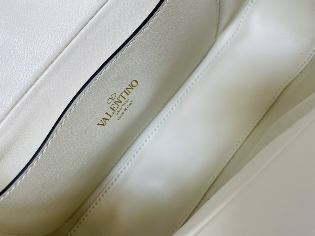 Va1e*ntin0 garavani studsign-28*22*7cm