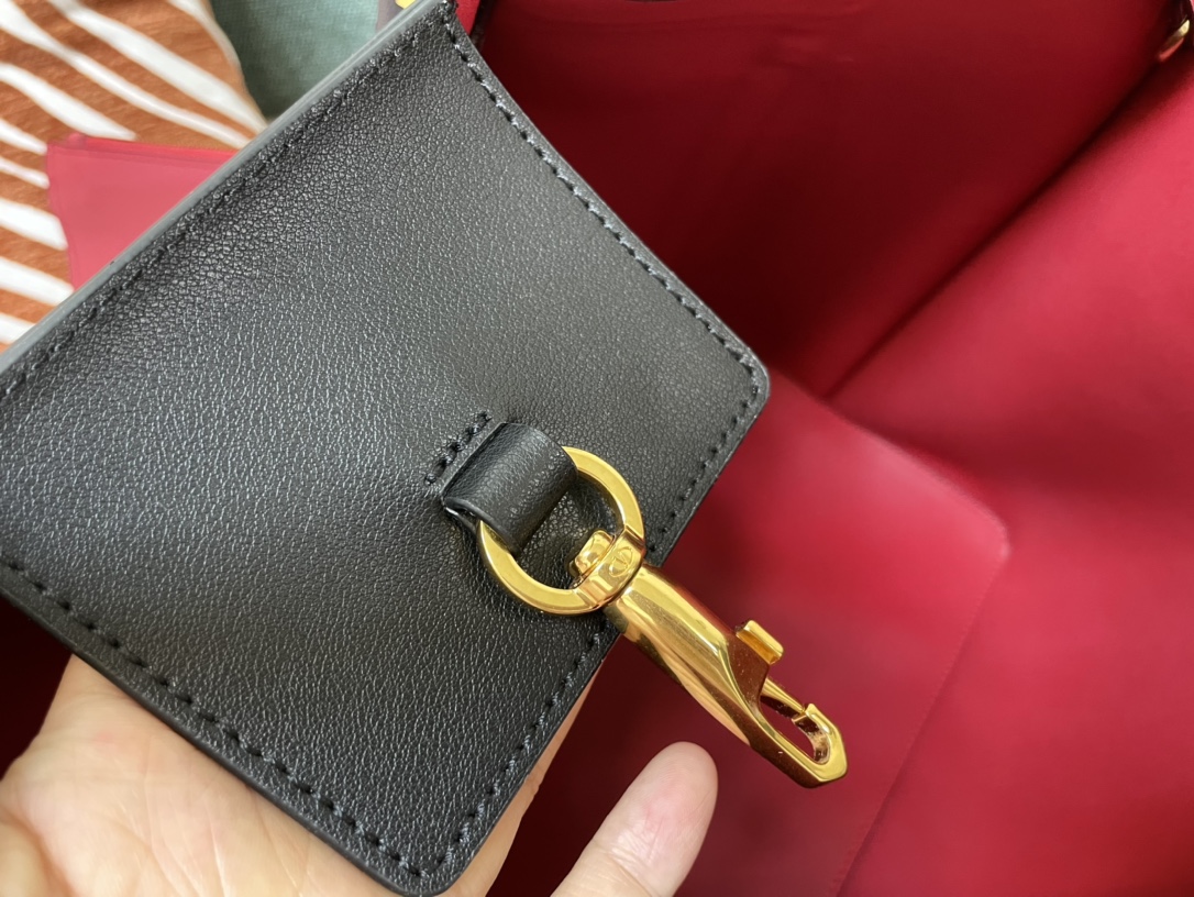 Va1e*ntin0 garavani escape handbags-31*25*15&41*25*18 cm