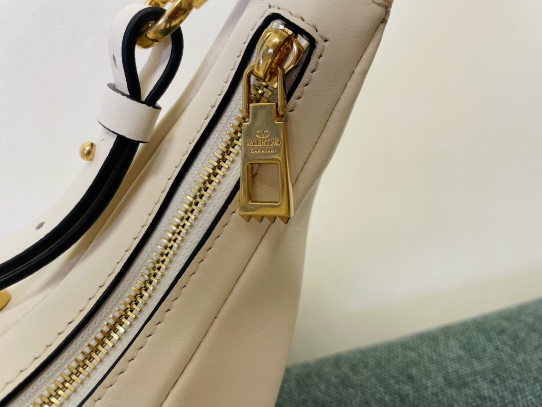 Va1e*ntin0 garavani studsign-26*30*7cm