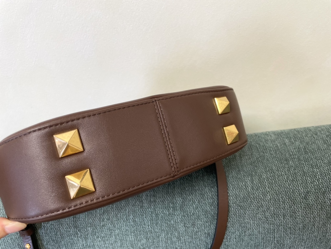 Va1e*ntin0 garavani studsign-26*30*7cm