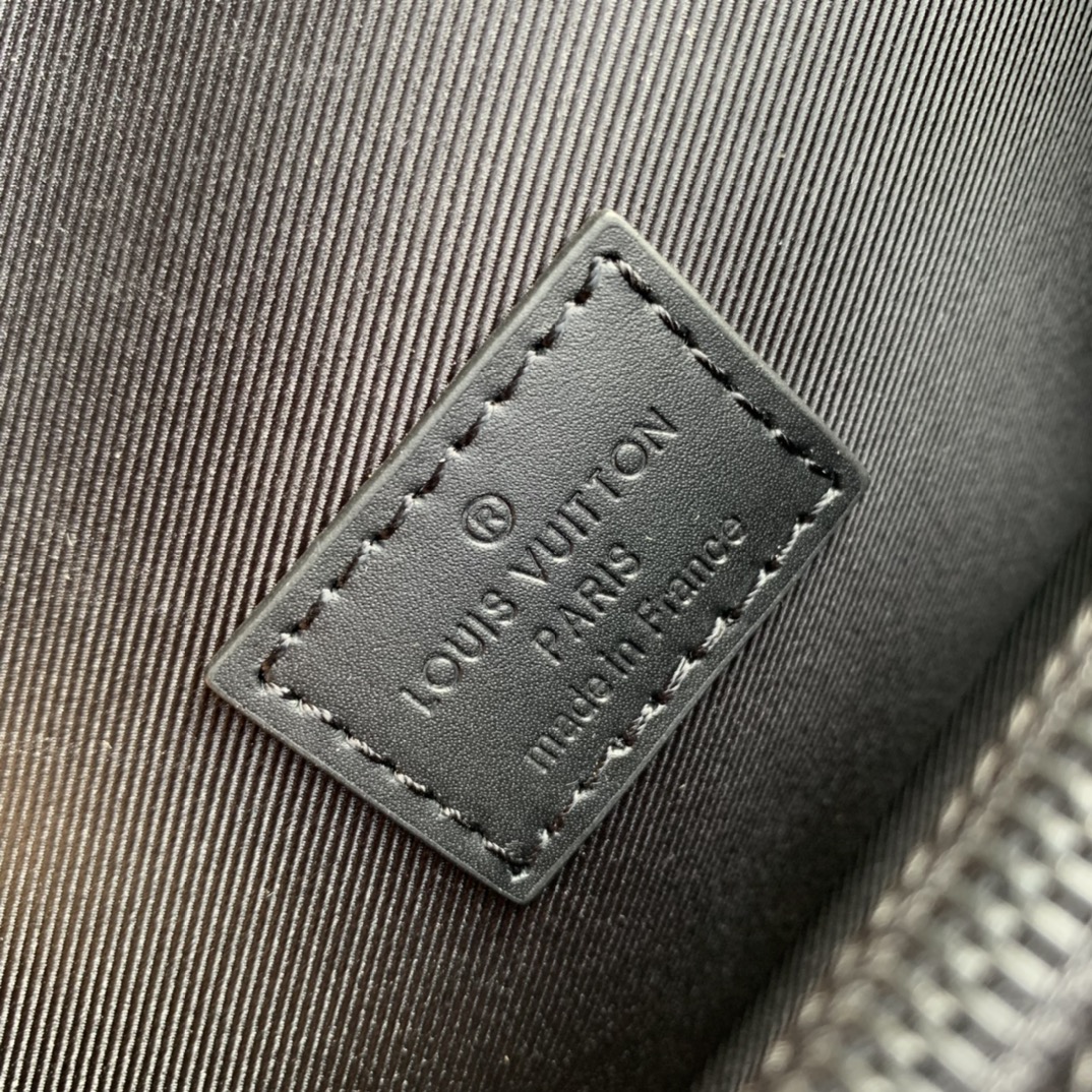 l0*is V*t0nsteamer bag-18x 11x 6.5cm