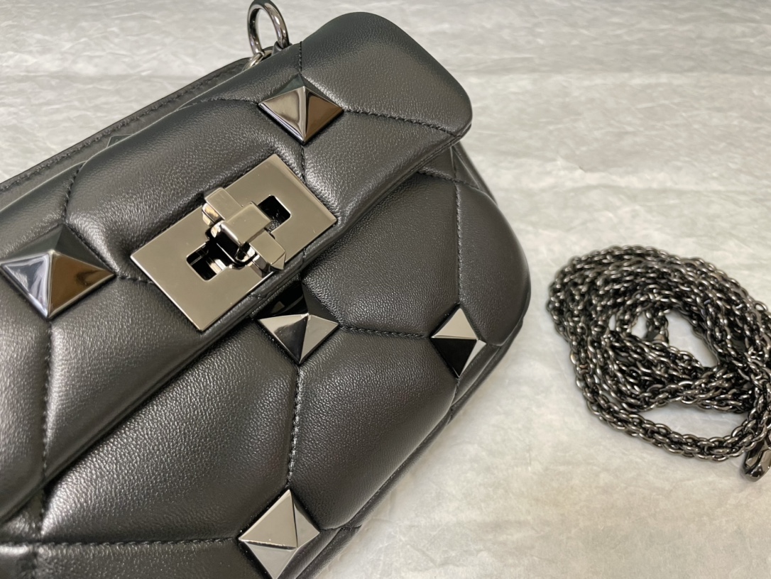 Valentin0 Garavani Roman Stud-Mini Size-19x13x6CM