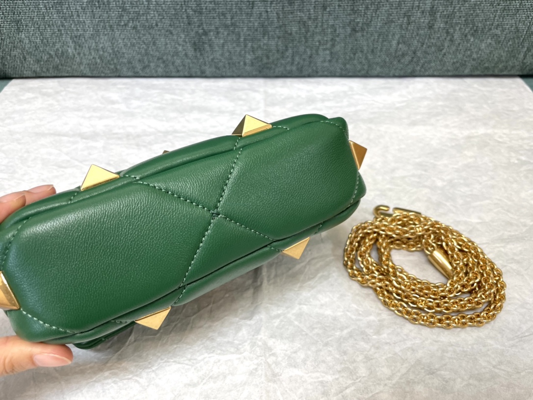 Valentin0 Garavani Roman Stud-Mini Size-19x13x6CM