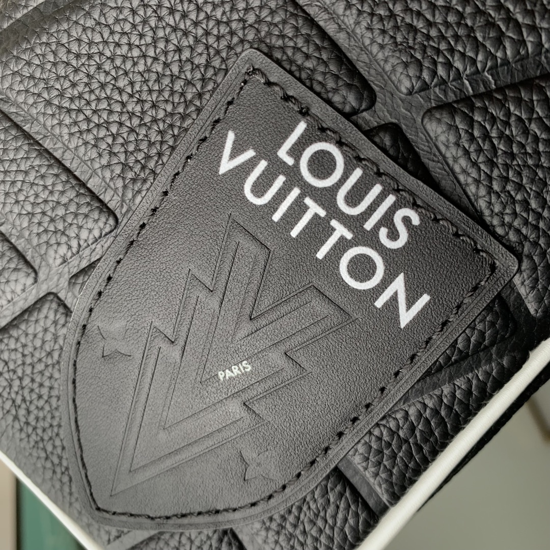 l0*is V*t0n cloakroom dopp kit pouch-15 x 24 x 15cm