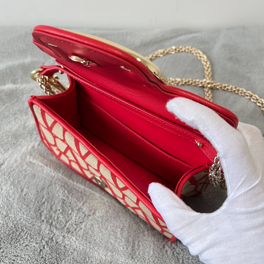 Va1e*ntin0 garavani mini loc-20x 11x5cm