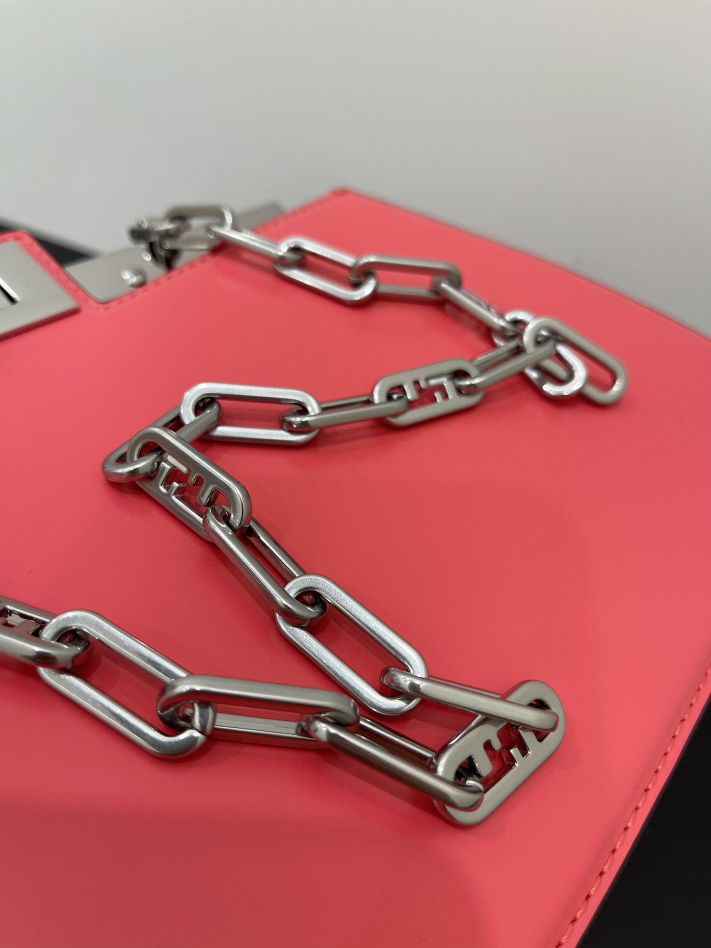 F**di peekaboo iseeu-34x18.50x11cm