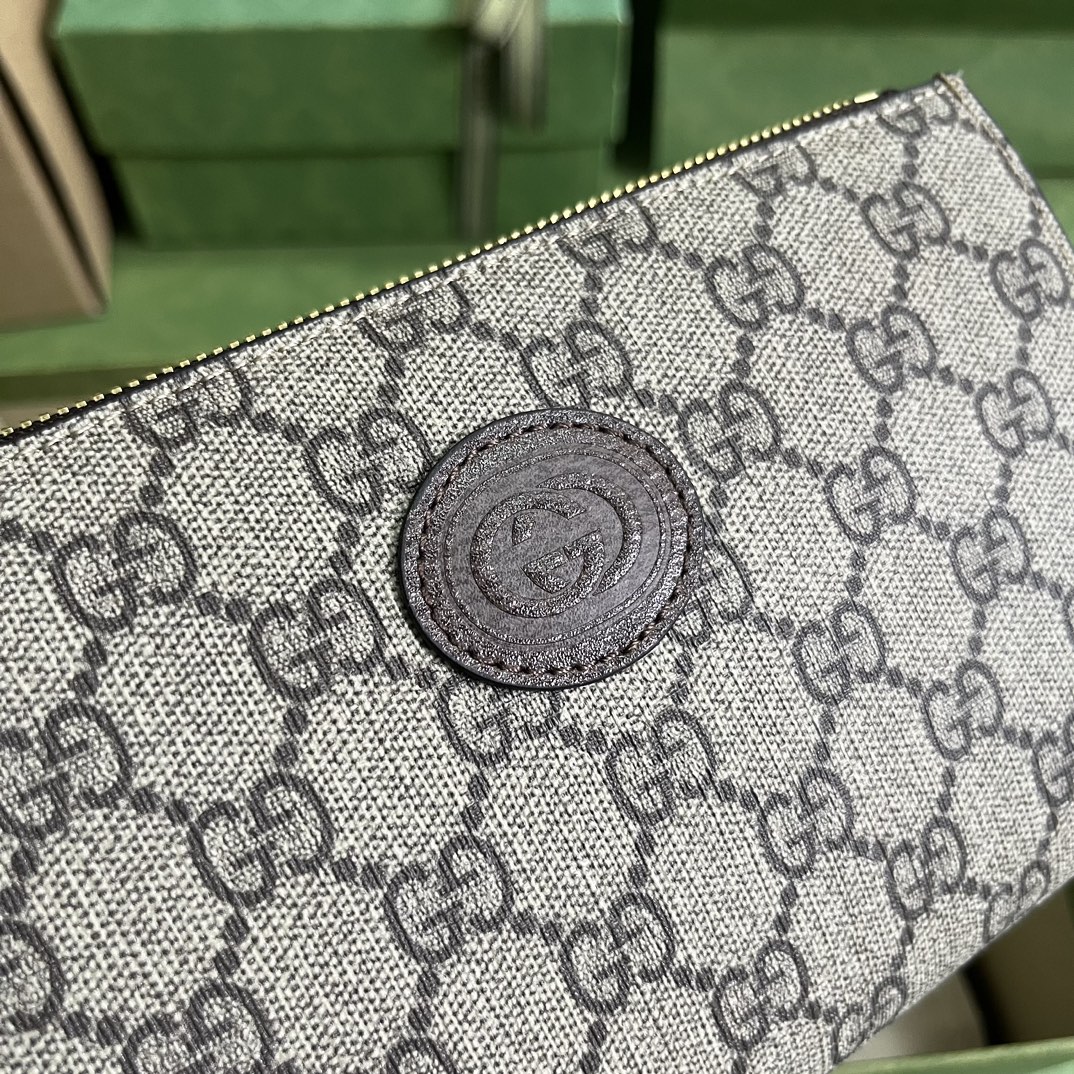 G*u*i strawberry wristlet bag-20*13.2*2cm