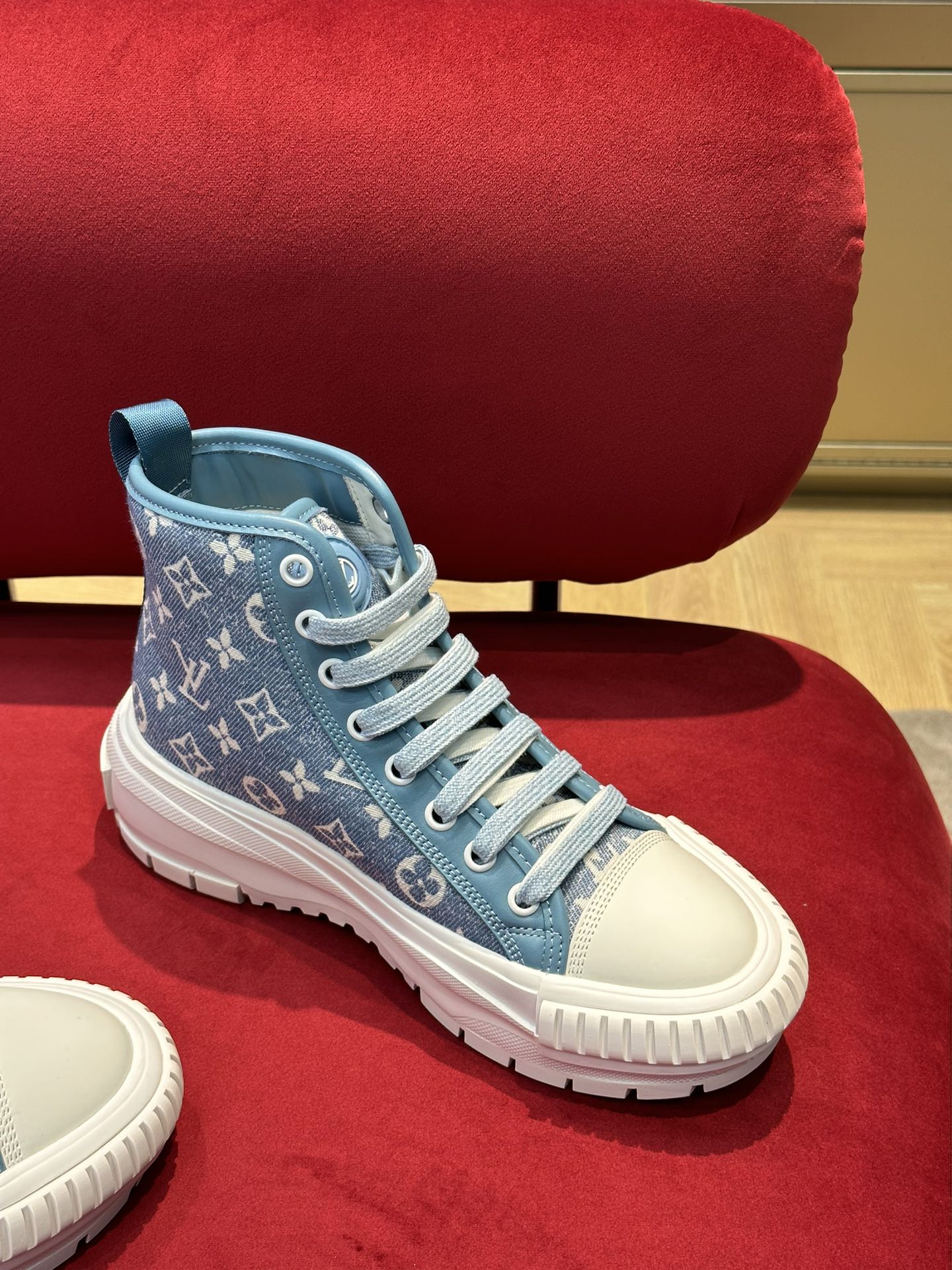 l0*is V*t0n squad sneaker