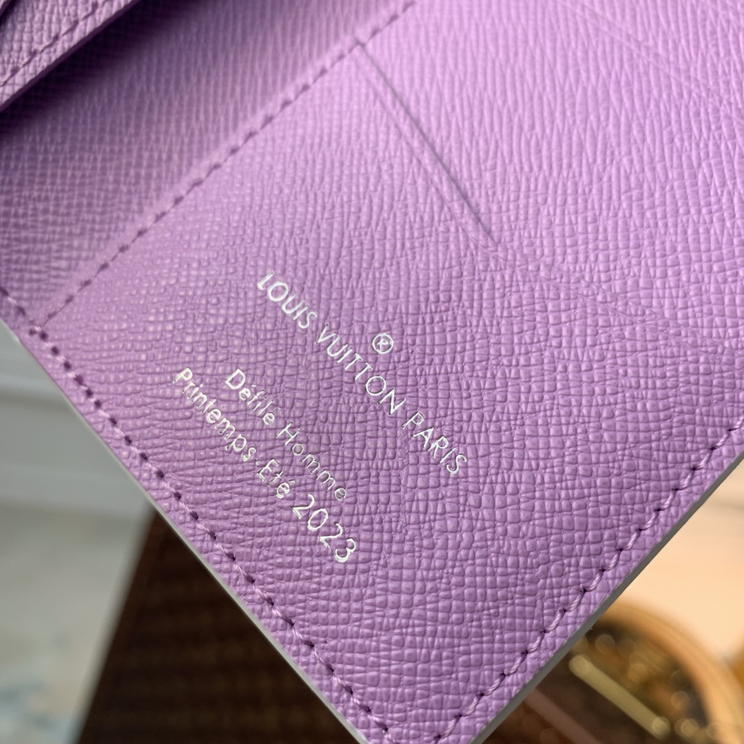 l0*is V*t0n wallet-7.5 x 11.1 x 1.0cm