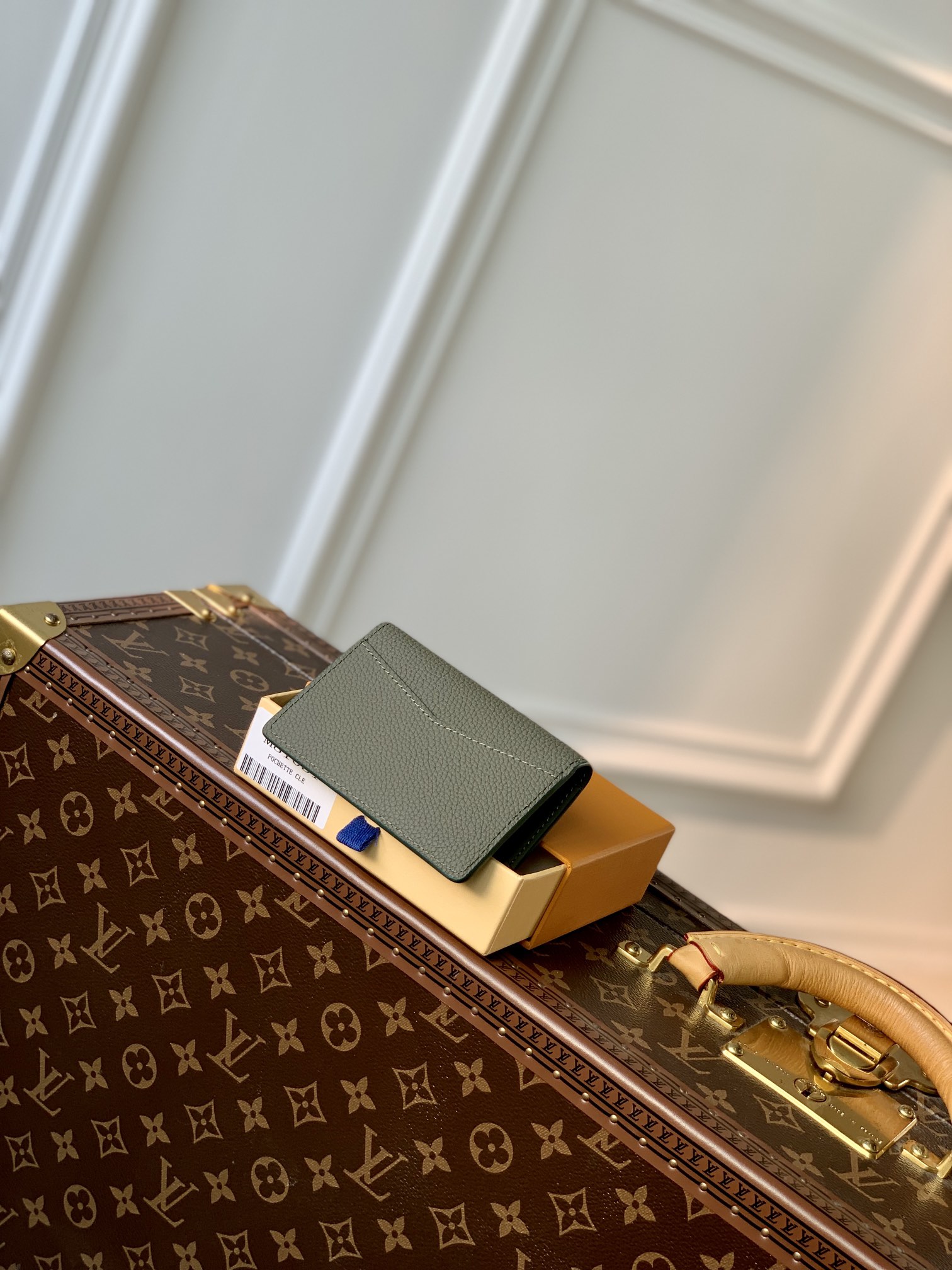 l0*is V*t0n aerogram wallet-8 x 11 x 1cm