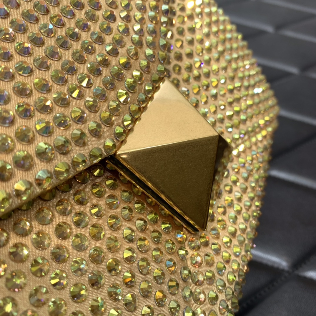 Va1e*ntin0 garavani one stud-19*14*11cm