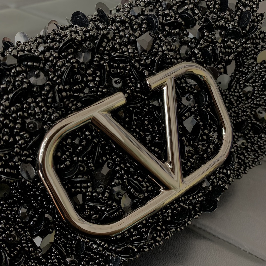 Va1e*ntin0 garavani mini loc-19✖️10.5✖️5cm