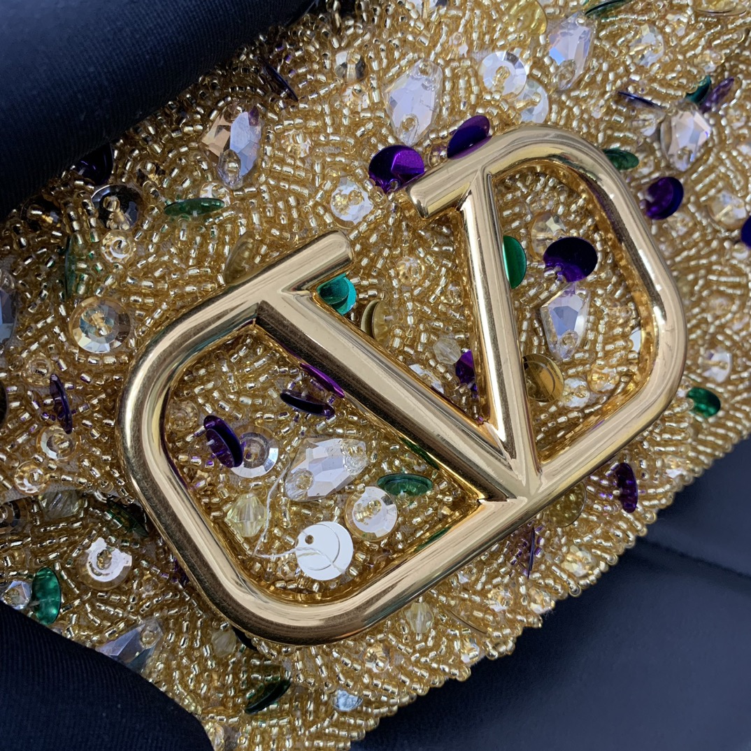 Va1e*ntin0 garavani mini loc-19✖️10.5✖️5cm