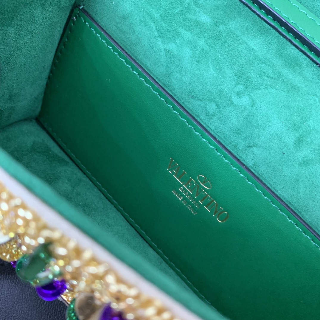 Va1e*ntin0 garavani mini loc-19✖️10.5✖️5cm