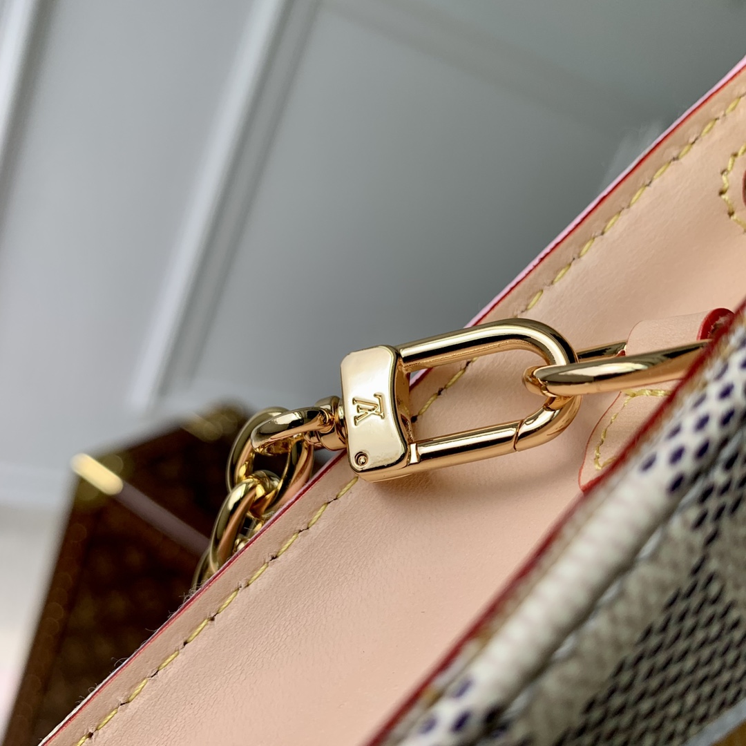 l0*is V*t0n toiletry pouch on chain-25 x 20 x 5.5cm