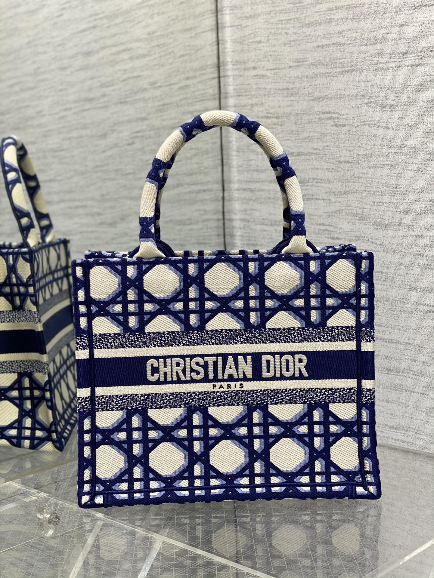 D*or book tote